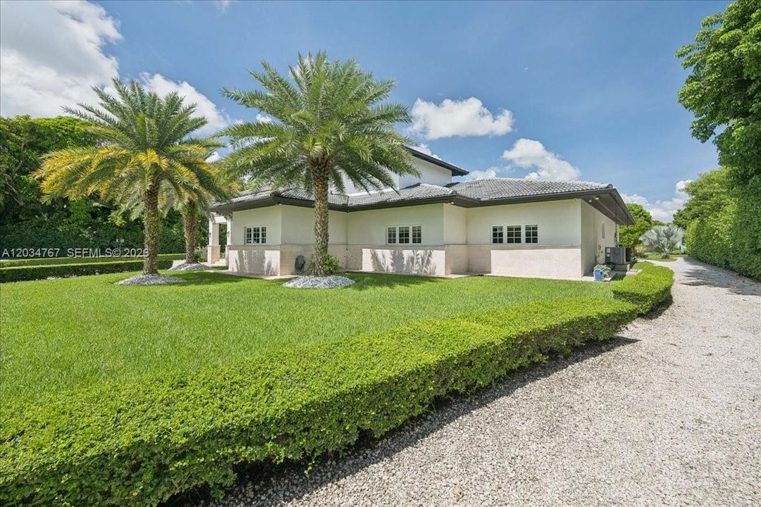 For Sale: $2,892,000 (5 beds, 6 baths, 3937 Square Feet)