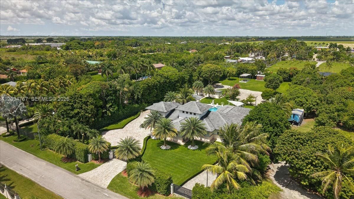 For Sale: $2,892,000 (5 beds, 6 baths, 3937 Square Feet)