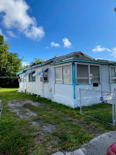 For Sale: $350,000 (1 beds, 1 baths, 900 Square Feet)