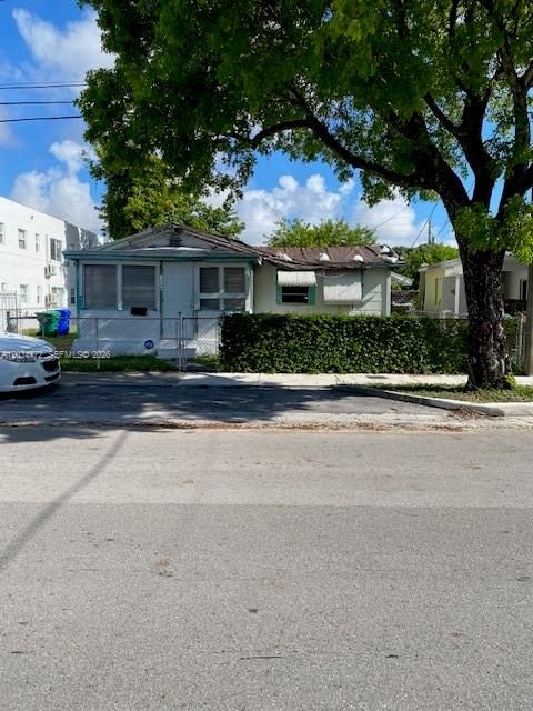 For Sale: $350,000 (1 beds, 1 baths, 900 Square Feet)