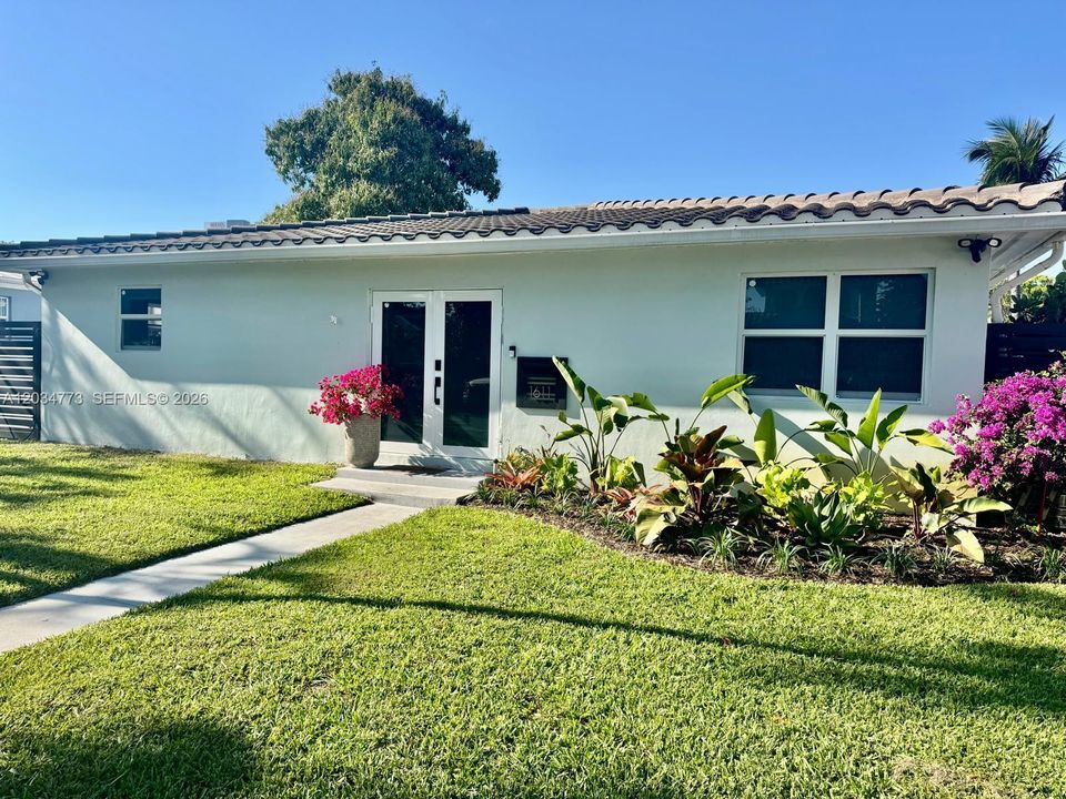 For Sale: $689,000 (3 beds, 2 baths, 1569 Square Feet)
