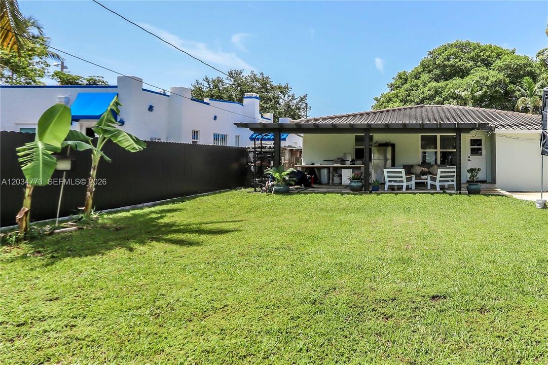 For Sale: $689,000 (3 beds, 2 baths, 1569 Square Feet)