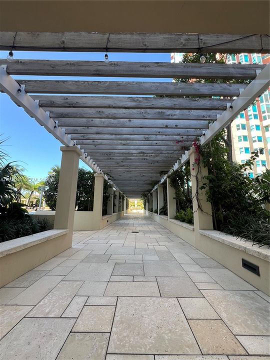 For Rent: $5,950 (1 beds, 1 baths, 1090 Square Feet)