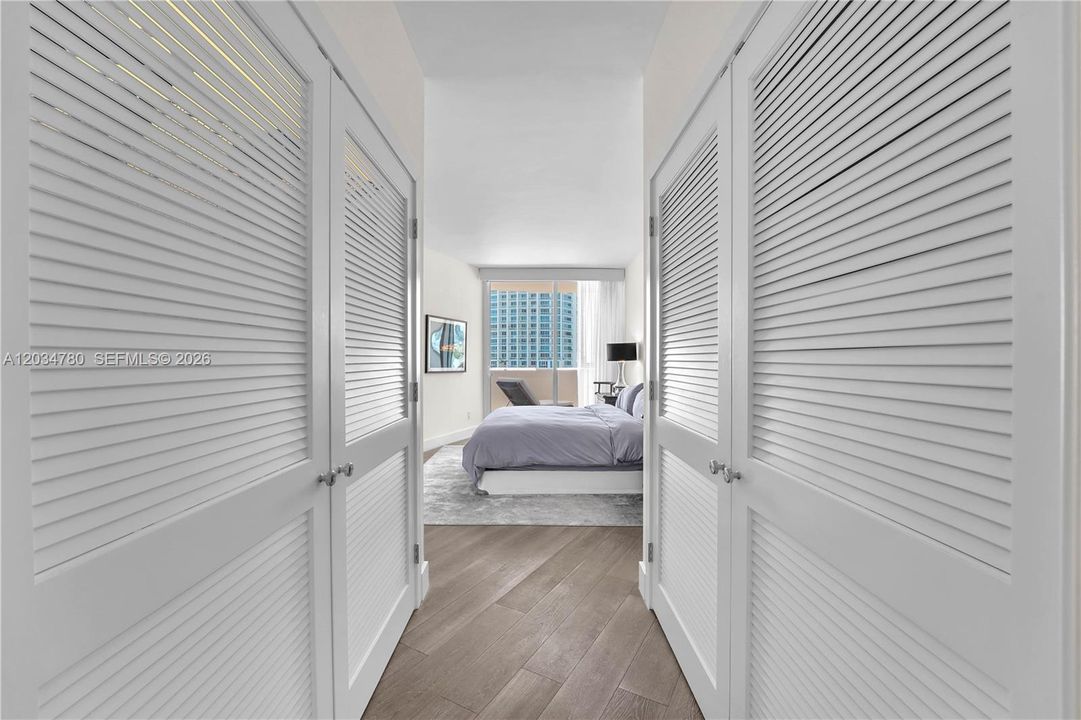 For Rent: $5,950 (1 beds, 1 baths, 1090 Square Feet)