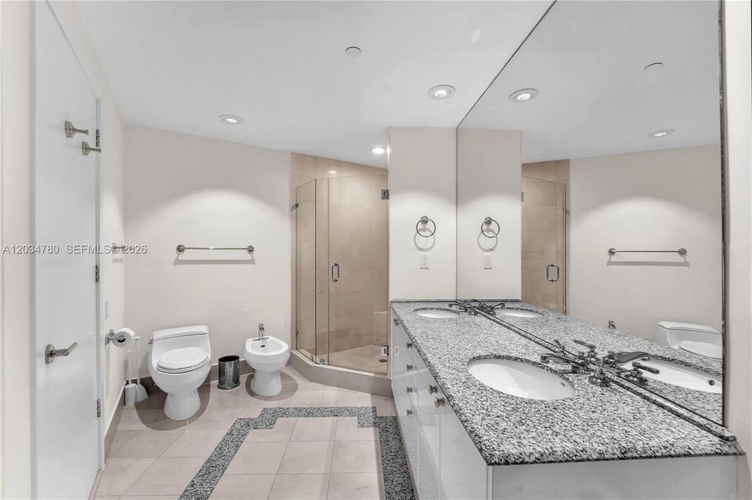 For Rent: $5,950 (1 beds, 1 baths, 1090 Square Feet)