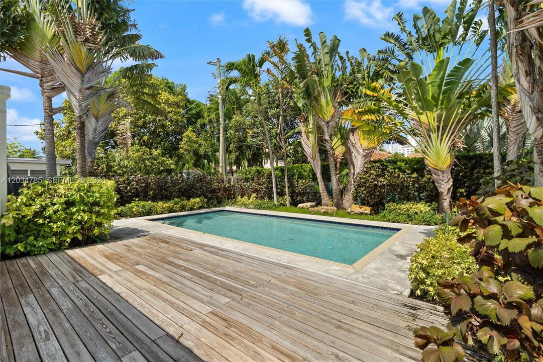 For Sale: $2,095,000 (4 beds, 2 baths, 1855 Square Feet)
