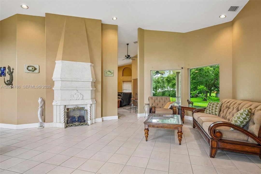 En Venta: $1,300,000 (4 camas, 3 baños, 2459 Pies cuadrados)