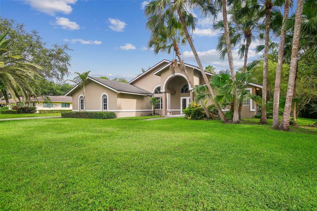 En Venta: $1,300,000 (4 camas, 3 baños, 2459 Pies cuadrados)