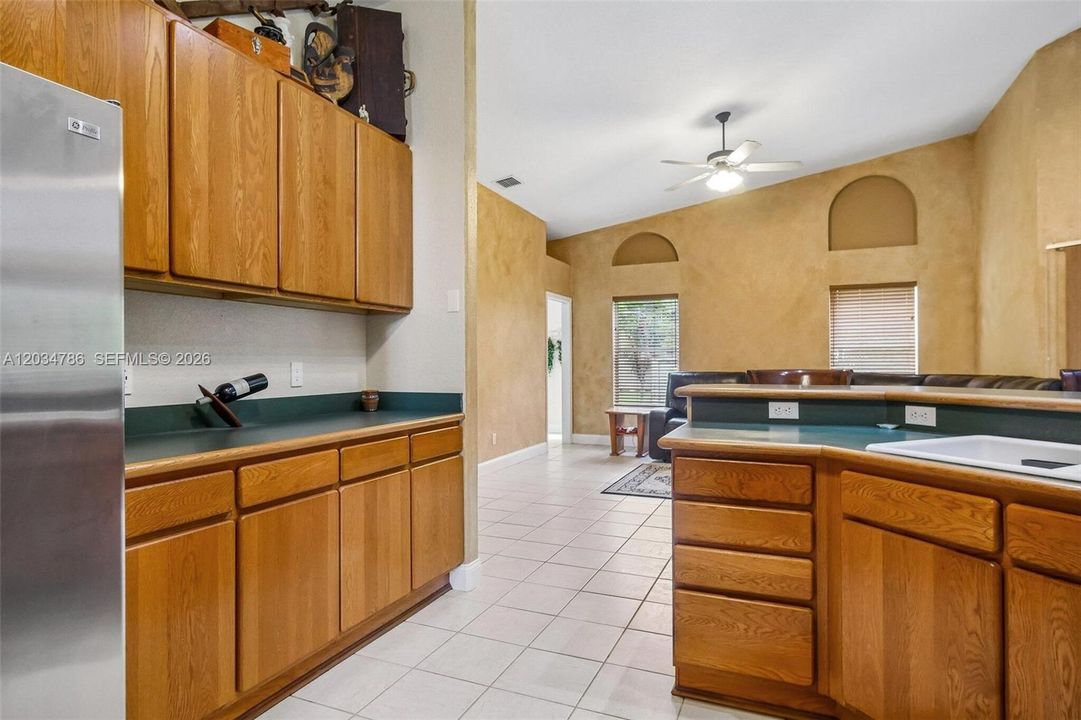 En Venta: $1,300,000 (4 camas, 3 baños, 2459 Pies cuadrados)