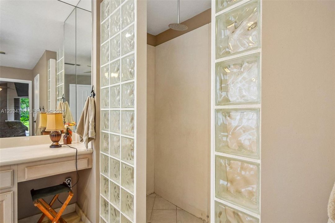 En Venta: $1,300,000 (4 camas, 3 baños, 2459 Pies cuadrados)