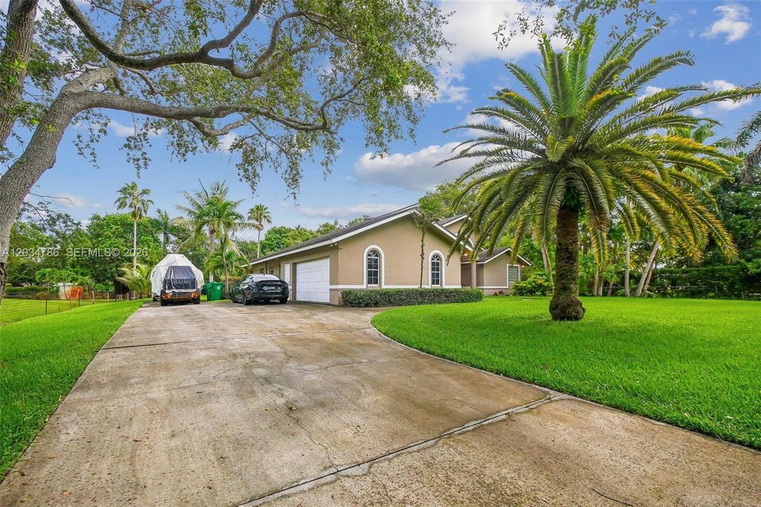 En Venta: $1,300,000 (4 camas, 3 baños, 2459 Pies cuadrados)