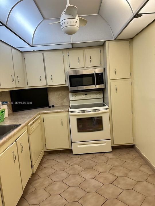 В аренду: $1,999 (2 спален, 2 ванн, 1100 Квадратных фут)