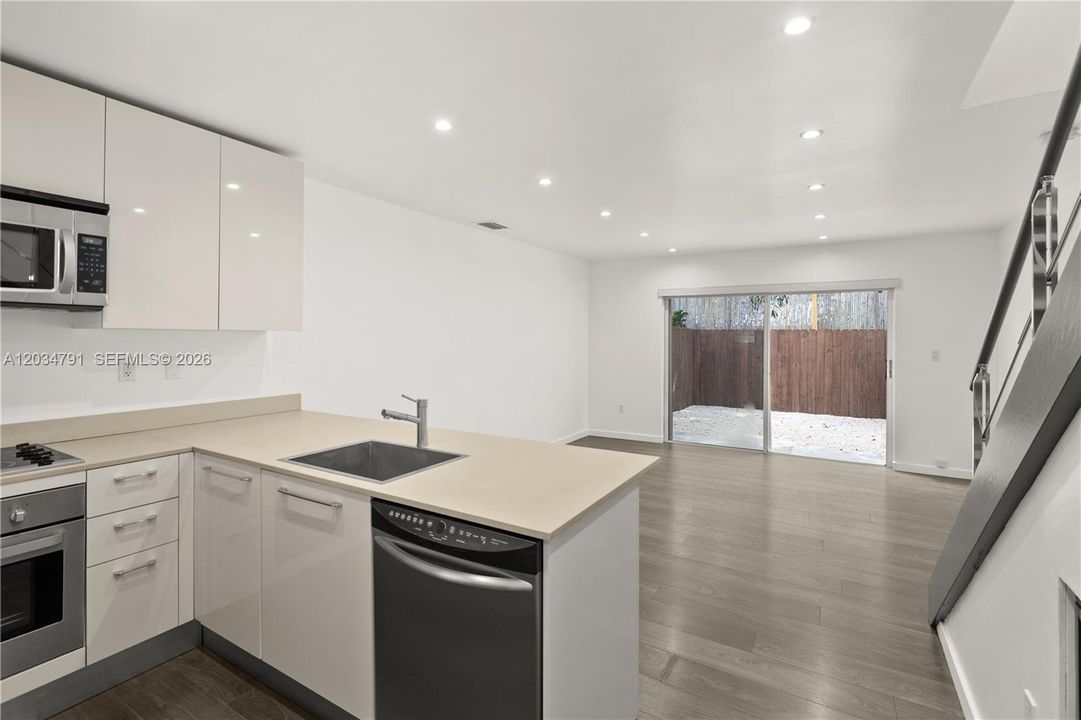 For Rent: $4,150 (2 beds, 2 baths, 947 Square Feet)
