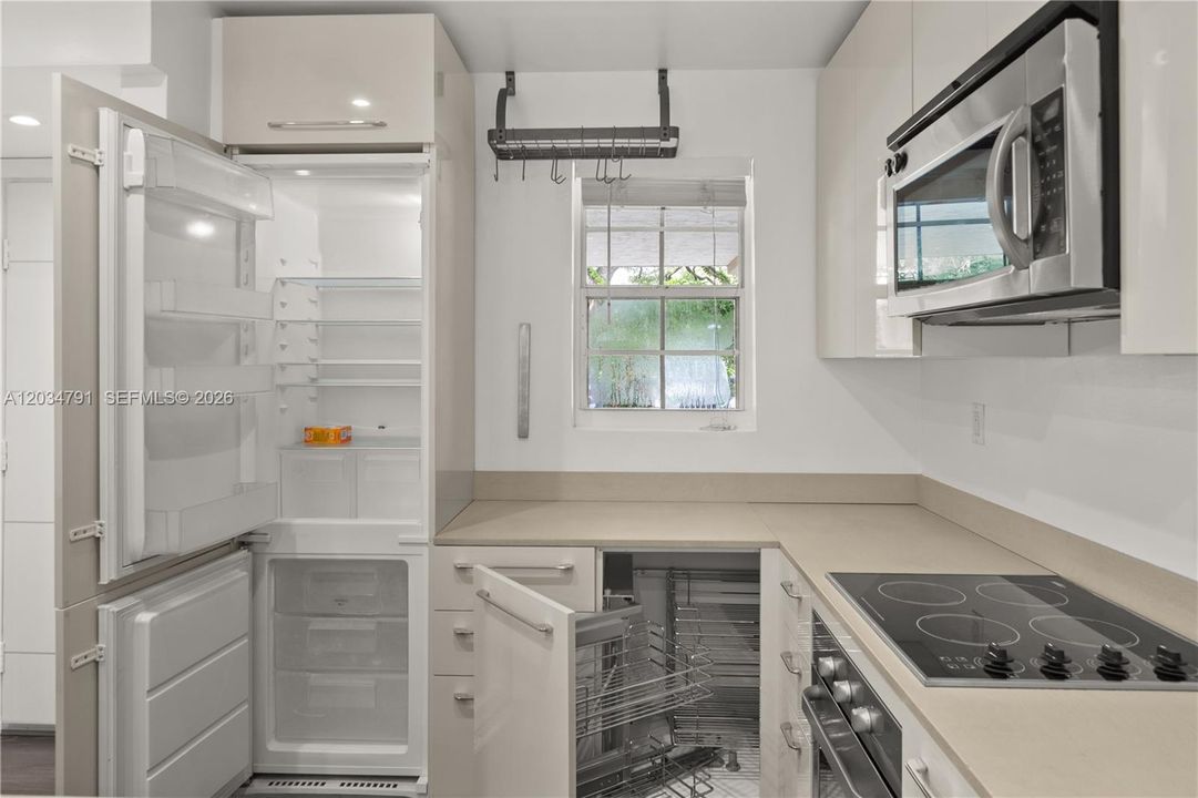 For Rent: $4,150 (2 beds, 2 baths, 947 Square Feet)