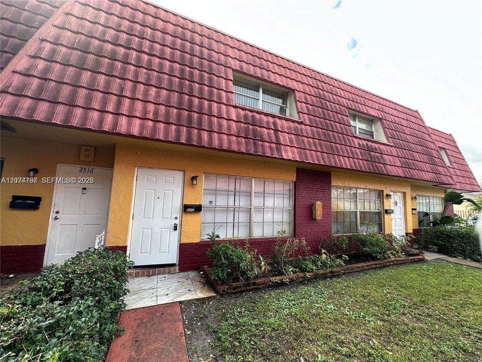 For Sale: $165,000 (2 beds, 1 baths, 940 Square Feet)