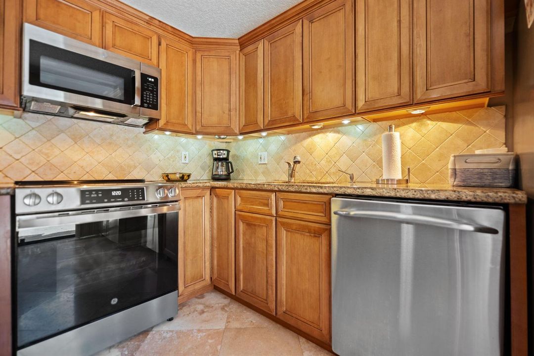 12-web-or-mls-2874-waterford-dr-s
