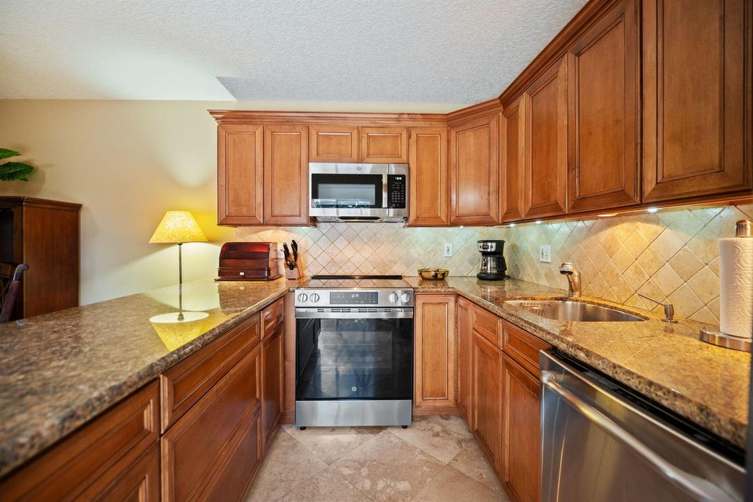 10-web-or-mls-2874-waterford-dr-s