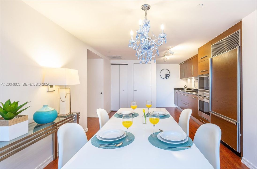 For Sale: $625,000 (1 beds, 1 baths, 876 Square Feet)