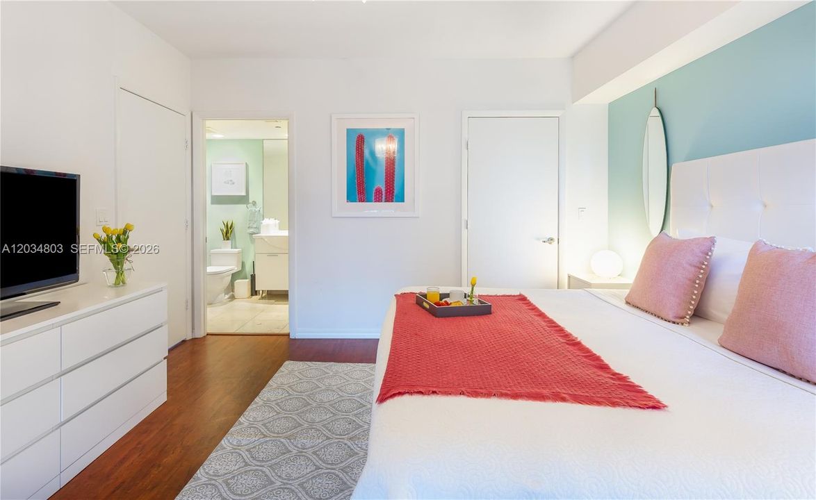 For Sale: $625,000 (1 beds, 1 baths, 876 Square Feet)