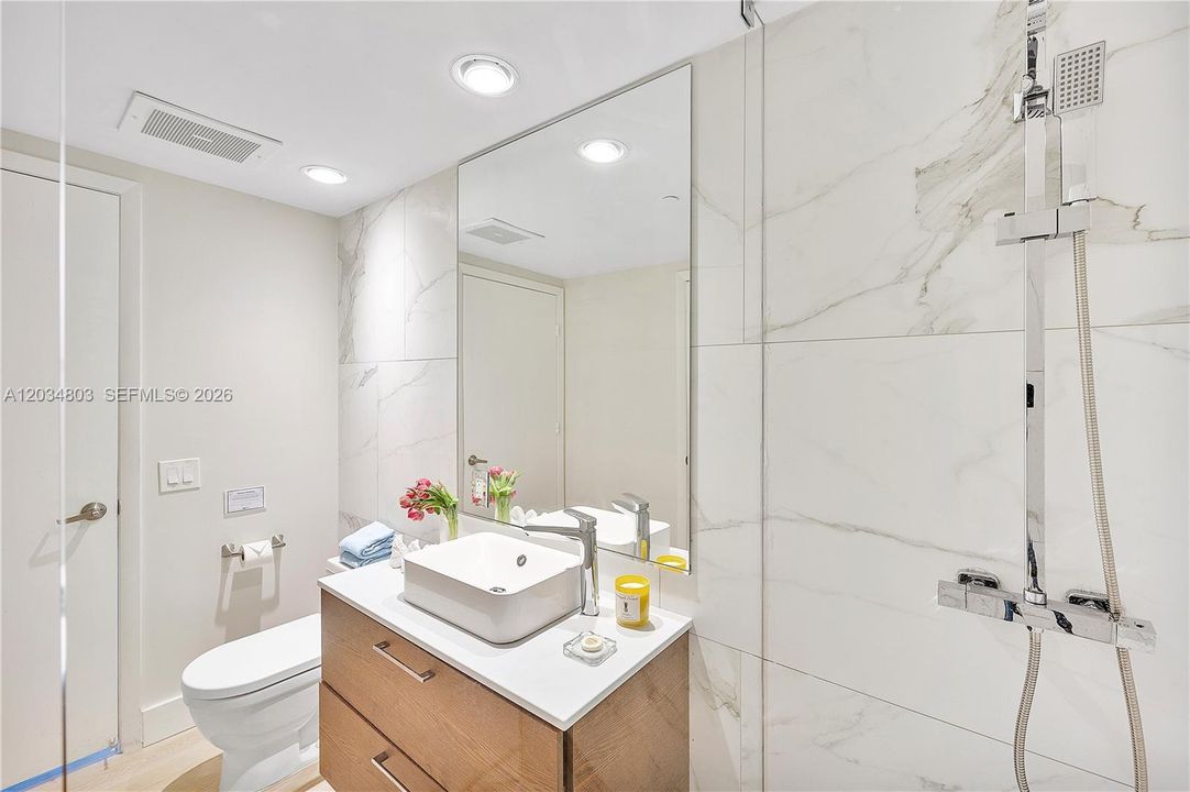 For Sale: $625,000 (1 beds, 1 baths, 876 Square Feet)