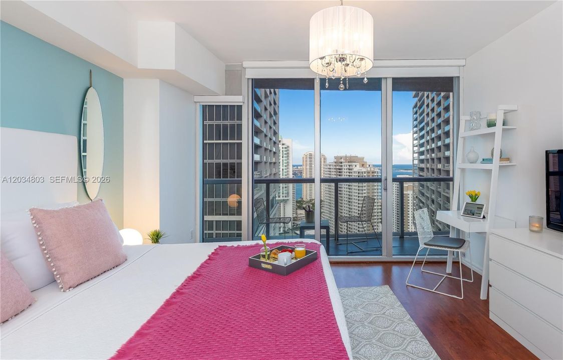 For Sale: $625,000 (1 beds, 1 baths, 876 Square Feet)