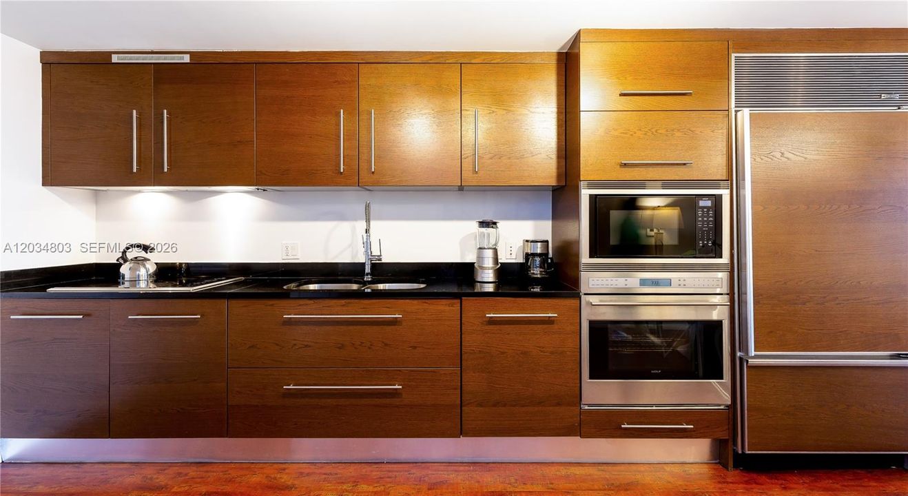 For Sale: $625,000 (1 beds, 1 baths, 876 Square Feet)