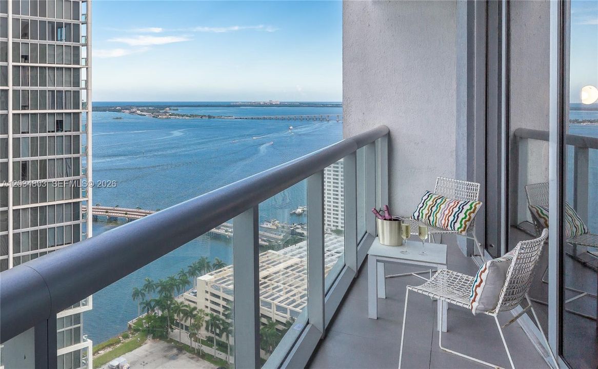For Sale: $625,000 (1 beds, 1 baths, 876 Square Feet)