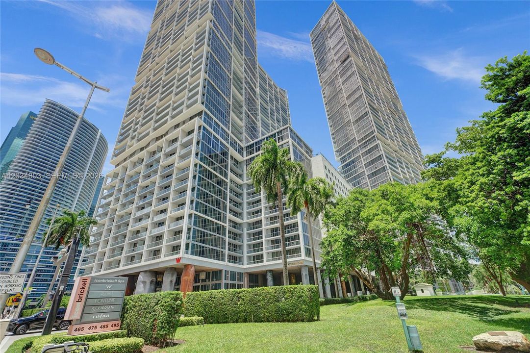 For Sale: $625,000 (1 beds, 1 baths, 876 Square Feet)