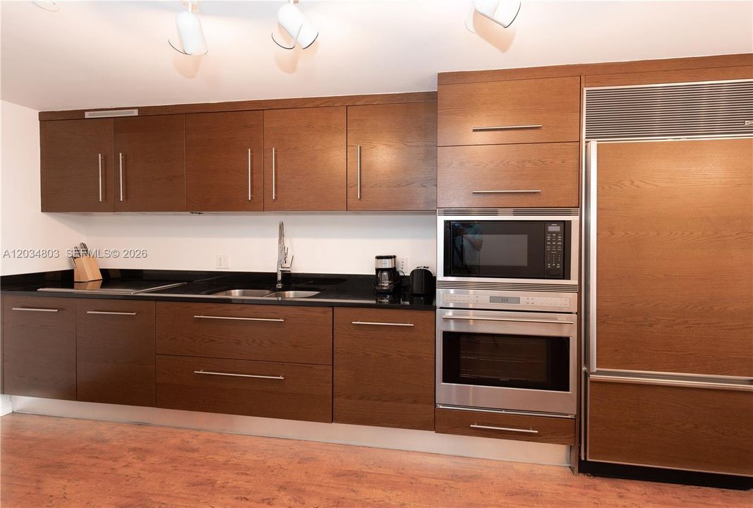 For Sale: $625,000 (1 beds, 1 baths, 876 Square Feet)