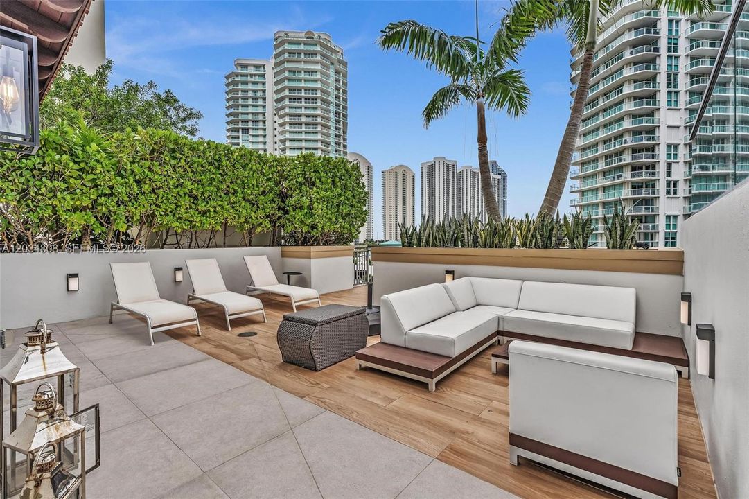 For Sale: $4,850,000 (6 beds, 5 baths, 4650 Square Feet)