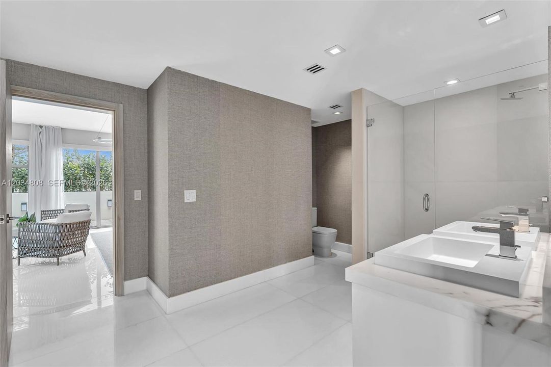 For Sale: $4,850,000 (6 beds, 5 baths, 4650 Square Feet)