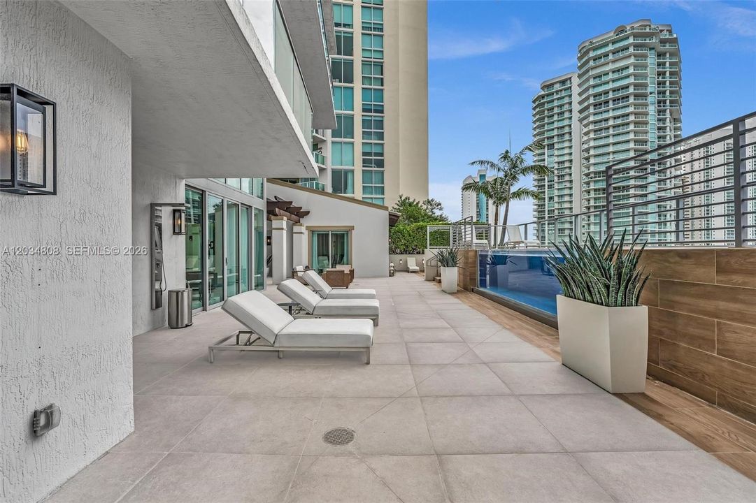 For Sale: $4,850,000 (6 beds, 5 baths, 4650 Square Feet)