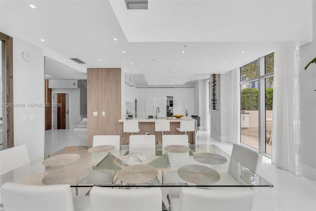 For Sale: $4,850,000 (6 beds, 5 baths, 4650 Square Feet)