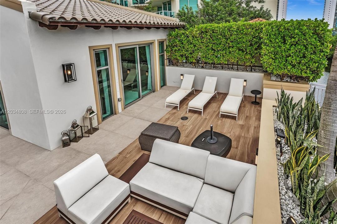 For Sale: $4,850,000 (6 beds, 5 baths, 4650 Square Feet)