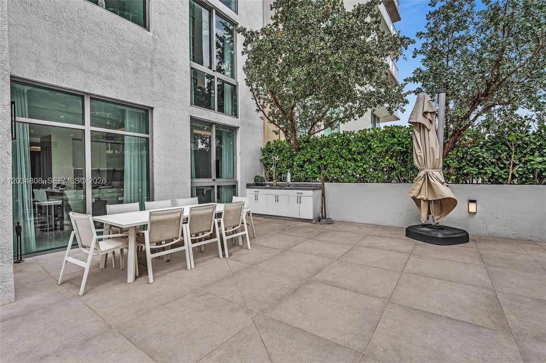 For Sale: $4,850,000 (6 beds, 5 baths, 4650 Square Feet)