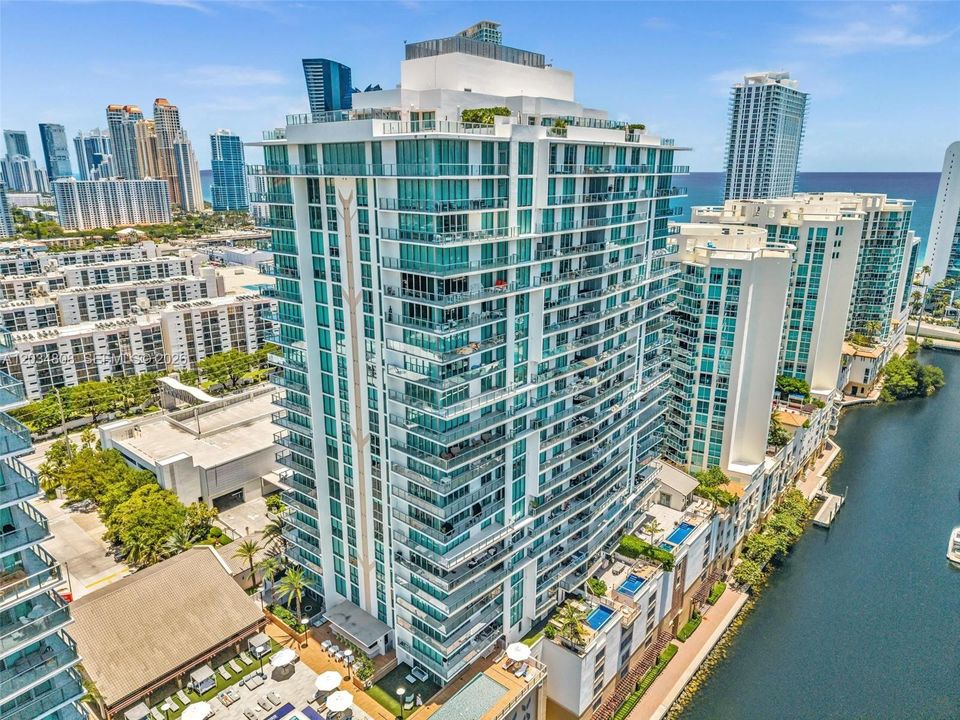 For Sale: $4,850,000 (6 beds, 5 baths, 4650 Square Feet)