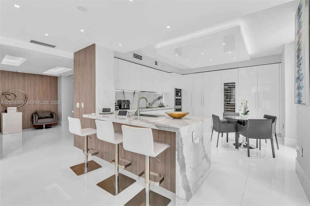 For Sale: $4,850,000 (6 beds, 5 baths, 4650 Square Feet)
