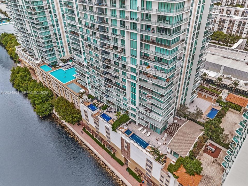 For Sale: $4,850,000 (6 beds, 5 baths, 4650 Square Feet)