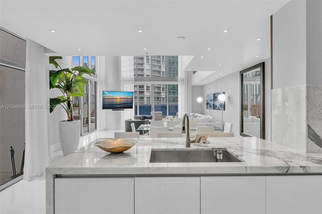 For Sale: $4,850,000 (6 beds, 5 baths, 4650 Square Feet)