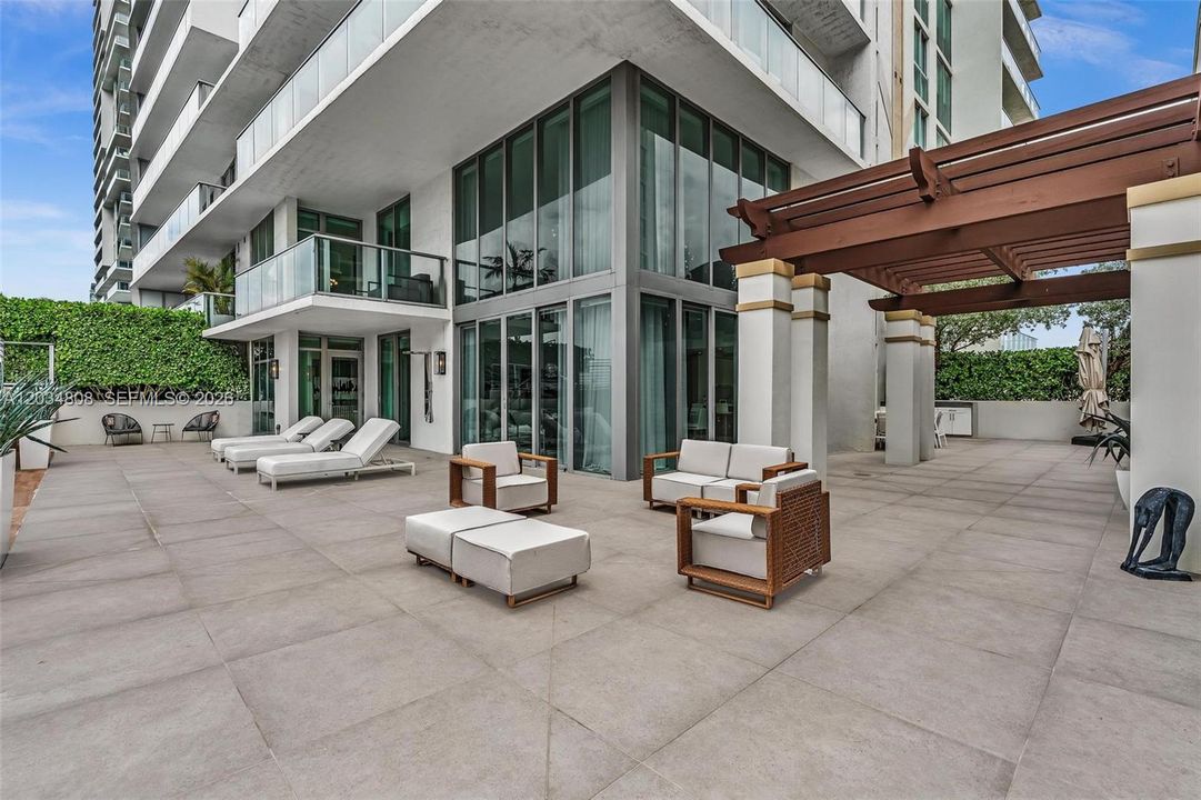 For Sale: $4,850,000 (6 beds, 5 baths, 4650 Square Feet)
