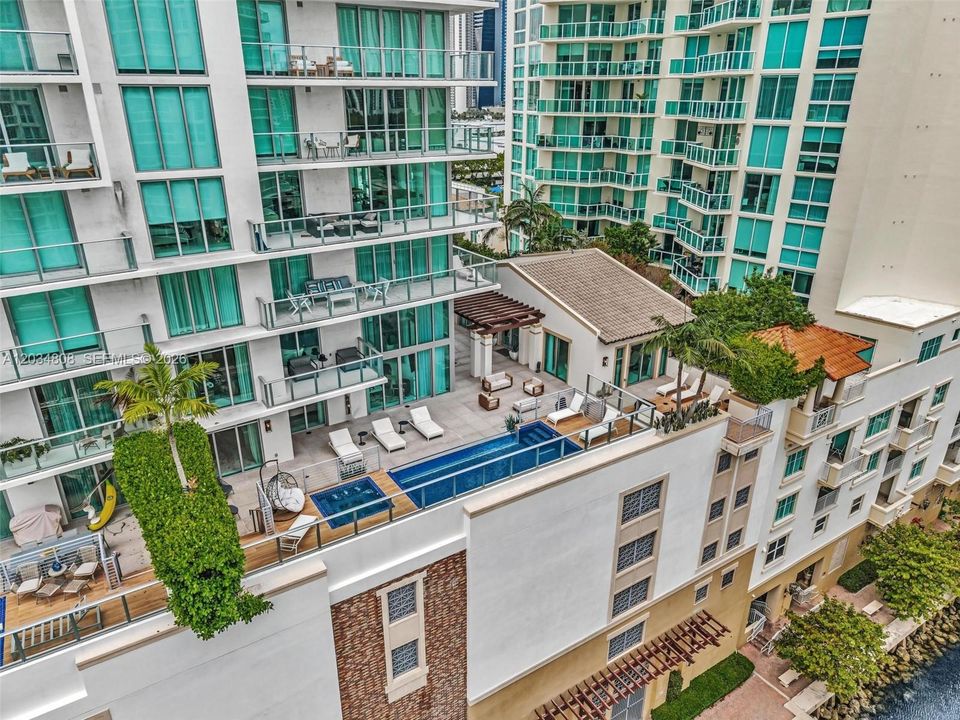 For Sale: $4,850,000 (6 beds, 5 baths, 4650 Square Feet)