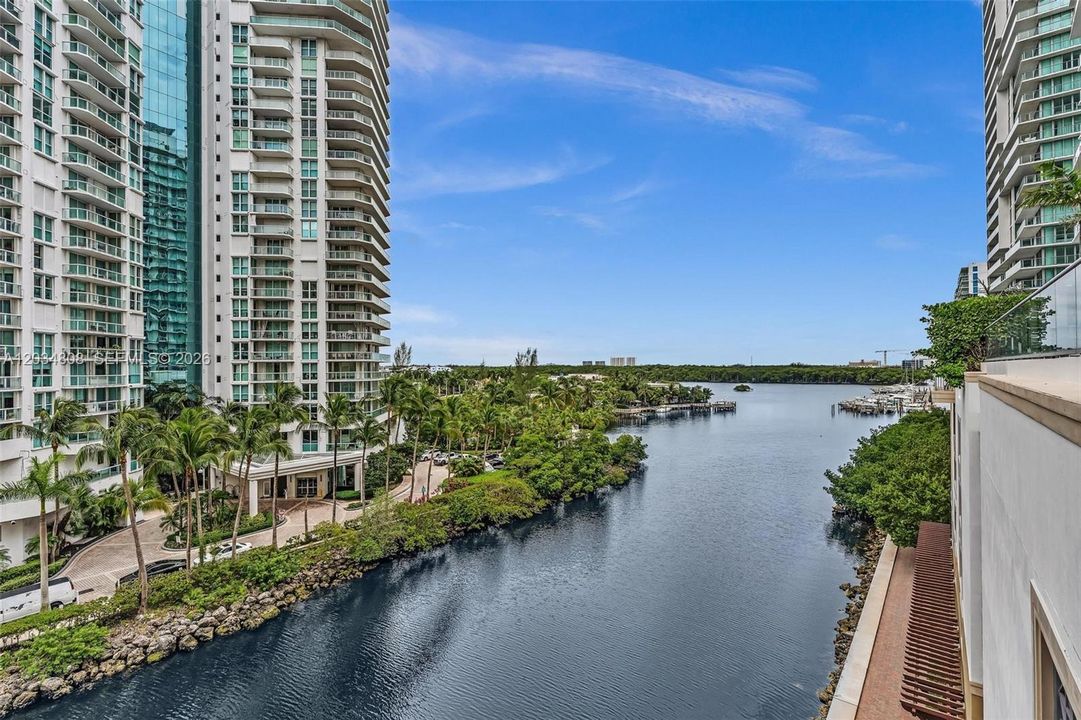 For Sale: $4,850,000 (6 beds, 5 baths, 4650 Square Feet)
