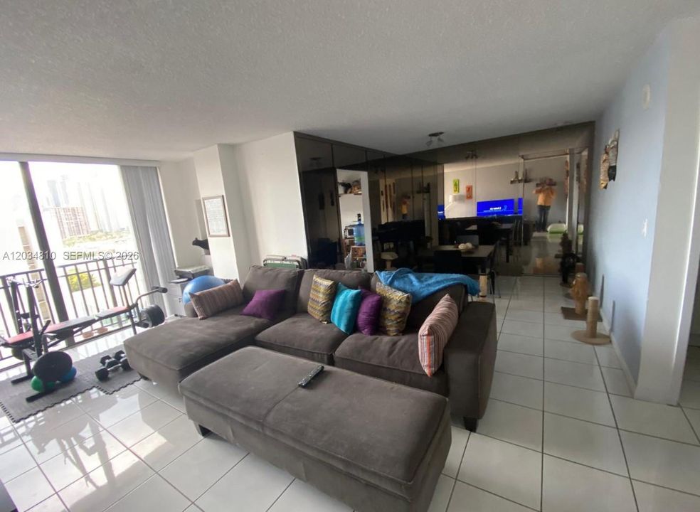 For Sale: $255,000 (1 beds, 1 baths, 767 Square Feet)