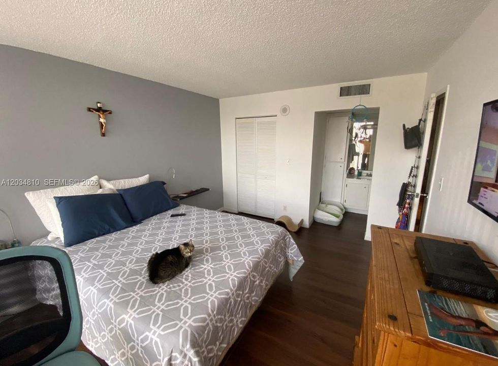 For Sale: $255,000 (1 beds, 1 baths, 767 Square Feet)