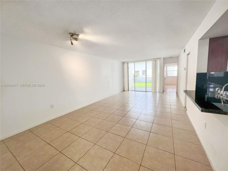 For Rent: $2,300 (1 beds, 1 baths, 899 Square Feet)