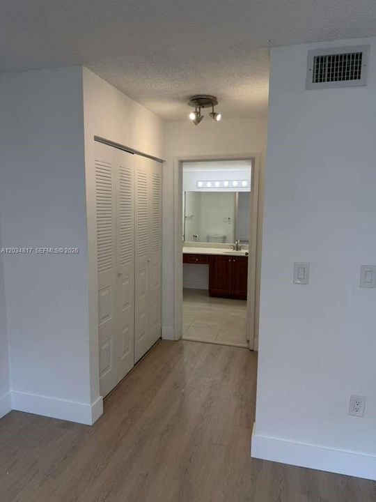 For Rent: $2,300 (1 beds, 1 baths, 899 Square Feet)