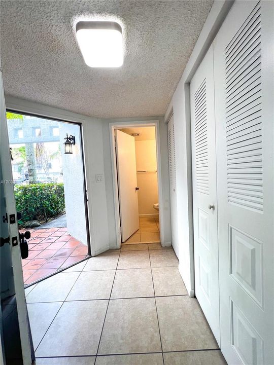 For Rent: $2,300 (1 beds, 1 baths, 899 Square Feet)