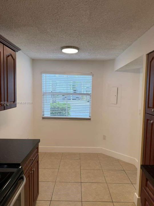 For Rent: $2,300 (1 beds, 1 baths, 899 Square Feet)