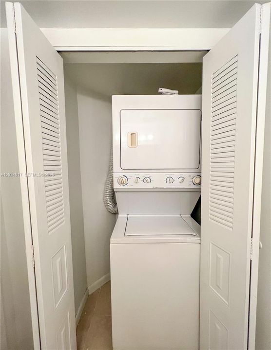 For Rent: $2,300 (1 beds, 1 baths, 899 Square Feet)