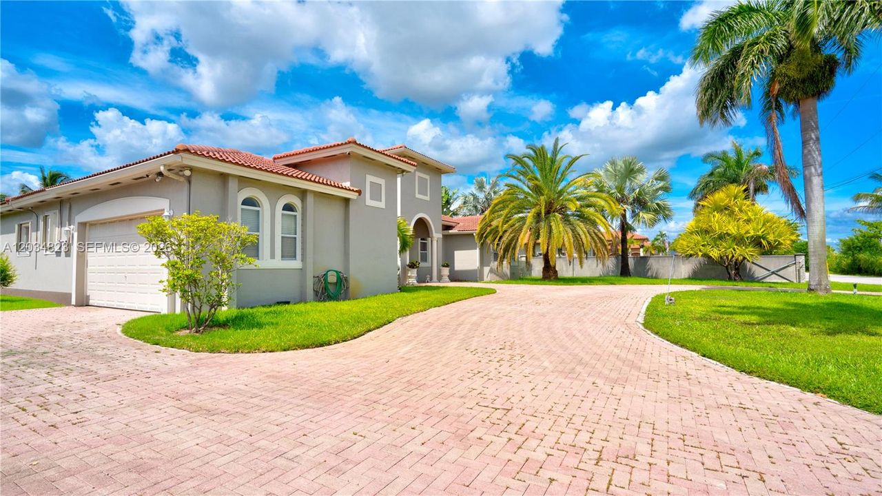 For Sale: $2,300,000 (5 beds, 4 baths, 3791 Square Feet)